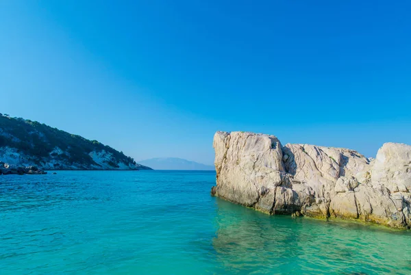 Zeegezicht Van Turquoise Middellandse Zee Rocky Shore Griekenland — Stockfoto