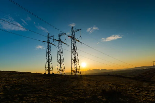 iletim elektrik direkleri kırsal alan ve günbatımı gökyüzü 