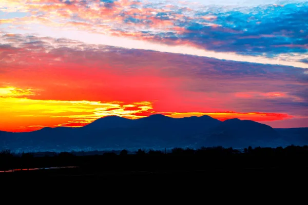 Величественное Красное Небо Заката Силуэт Холмов Горизонте — стоковое фото