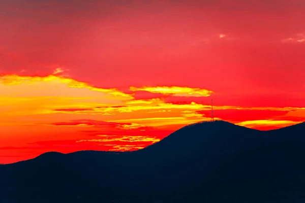 Majestic Red Sunset Sky Hills Silhouette Horizon — Stock Photo, Image