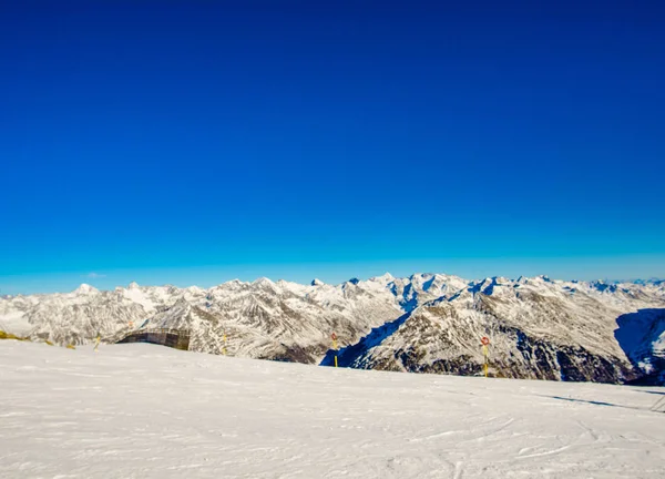 Cielo Azul Claro Con Nubes Montañas Cubiertas Nieve — Foto de Stock