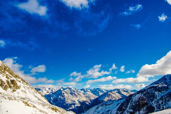 Céu Azul Nublado Montanhas Cobertas Neve — Fotografia de Stock