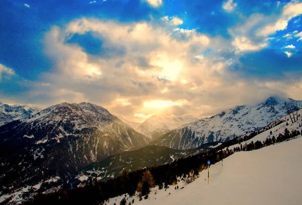 Céu Por Sol Com Nuvens Montanhas Cobertas Neve — Fotografia de Stock