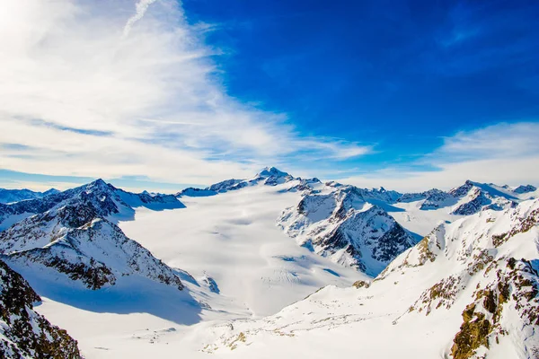 Blauwe Hemel Met Wolken Sneeuw Bedekt Bergen — Stockfoto