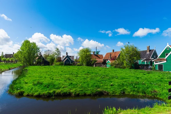 Campo Rural Com Rio Pequenas Casas Aconchegantes Árvores Grama Verde — Fotografia de Stock