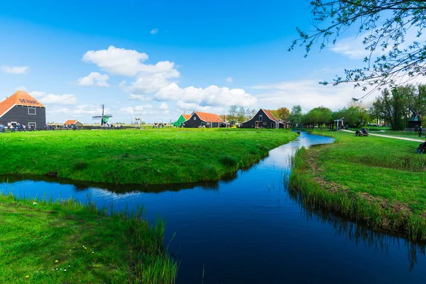 Platteland Met Rivier Gezellige Huisjes Bomen Groen Gras — Stockfoto