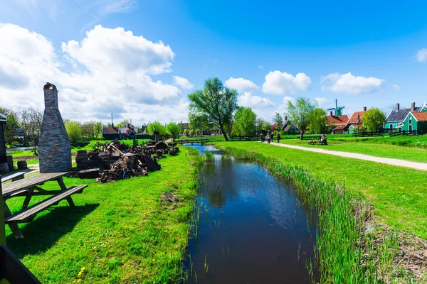 Landsbygden Här Med Floden Små Mysiga Hus Träd Och Grönt — Stockfoto