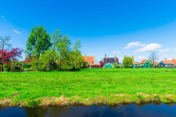 Landsbygden Här Med Floden Små Mysiga Hus Träd Och Grönt — Stockfoto