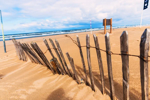 Zandstrand Met Houten Hek — Stockfoto