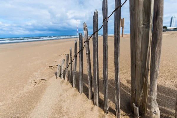 Piaszczysta Plaża Drewnianym Ogrodzeniem — Zdjęcie stockowe