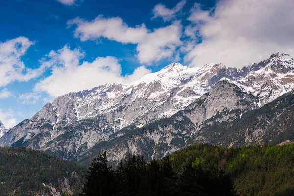 Montañas Alpinas Paisaje Con Árboles Cielo Azul Con Nubes —  Fotos de Stock