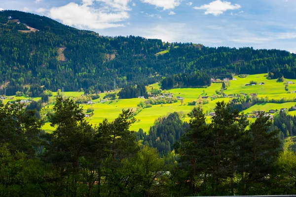 风景秀丽的高山和绿色的风景与村庄的房子 — 图库照片