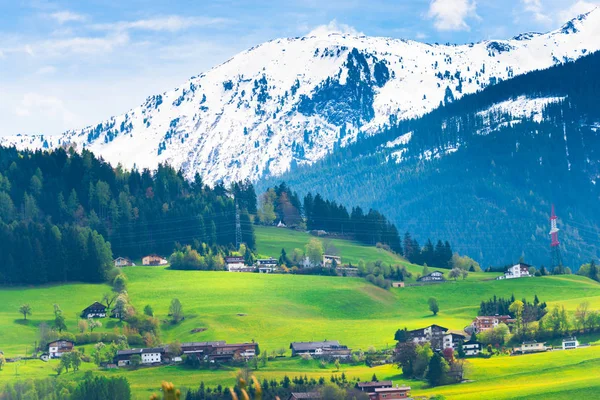 Montañas Alpinas Pintorescas Paisaje Verde Con Casas Pueblo — Foto de Stock