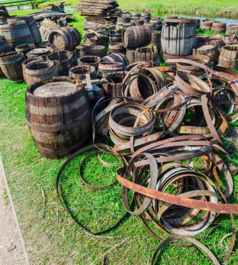 Eski şarap fıçıları açık yeşil çimenlerin üzerinde kullanılan.