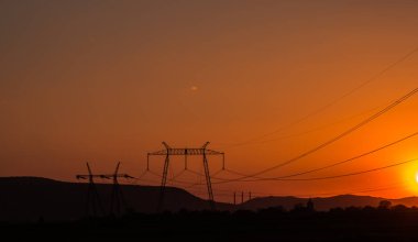 görkemli turuncu günbatımı gökyüzü ve tepeler iletim Polonyalılar ile