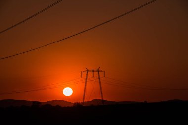 görkemli turuncu günbatımı gökyüzü ve tepeler iletim Polonyalılar ile
