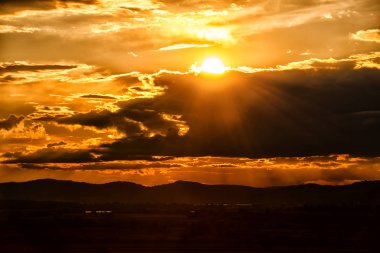Turuncu gökyüzü ile alan üzerinde günbatımı