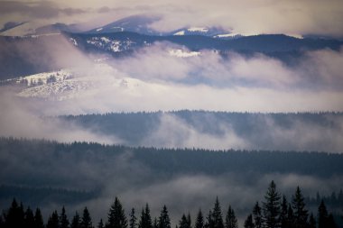 Muhteşem karlı dağlar, kış manzarası.