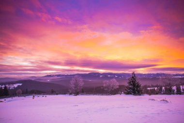 Alacakaranlıkta, kış manzarası inanılmaz karlı dağlar.