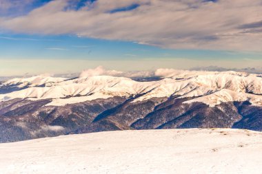 Karlı dağlar, kış doğal peyzaj görüntülemek.
