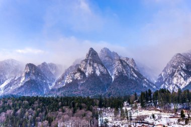 Karlı dağlar, kış doğal peyzaj görüntülemek.