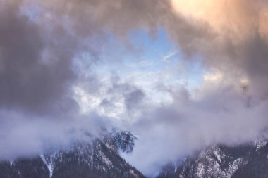 Karlı dağlar, kış doğal peyzaj görüntülemek.