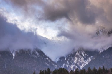 Alacakaranlıkta, kış manzarası inanılmaz karlı dağlar.