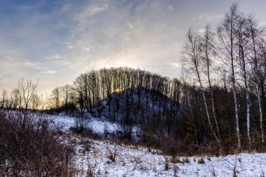 Alacakaranlıkta, kış manzarası inanılmaz karlı dağlar.