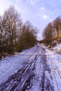 Alacakaranlıkta, kış manzarası inanılmaz karlı dağlar.