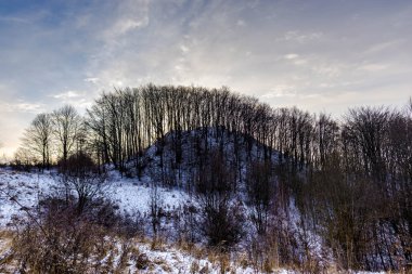 Alacakaranlıkta, kış manzarası inanılmaz karlı dağlar.