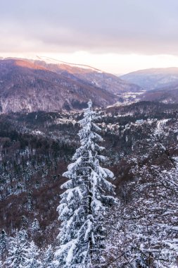 Alacakaranlıkta, kış manzarası inanılmaz karlı dağlar.