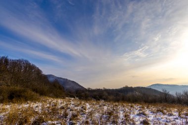 Karlı dağlar, kış doğal peyzaj görüntülemek.