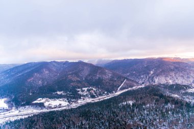 Alacakaranlıkta, kış manzarası inanılmaz karlı dağlar.