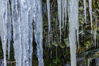SUP buz yüzeyi, donmuş şelale kış sezonu ve buz sarkıtları kapatın
