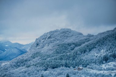 Karlı dağlar, kış manzarası.