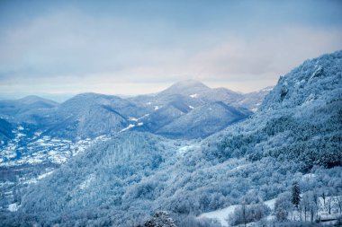 Karlı dağlar, kış manzarası.