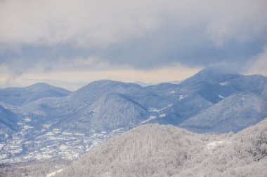 Karlı dağlar, kış manzara görünümünü.