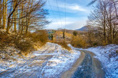 Karlı dağlar, kış manzara görünümünü.