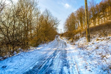 Karlı dağlar, kış manzara görünümünü.