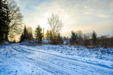 Karlı dağlar, kış manzara görünümünü.