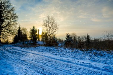Karlı dağlar, kış manzara görünümünü.