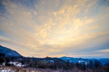 Gün batımı, kış manzara önce karlı dağlar.