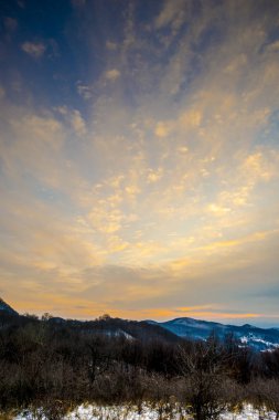 Gün batımı, kış manzara önce karlı dağlar.