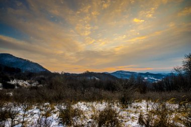 Gün batımı, kış manzara önce karlı dağlar.