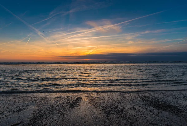 Sonnenuntergang Himmel Über Wellen Meerwasseroberfläche — Stockfoto