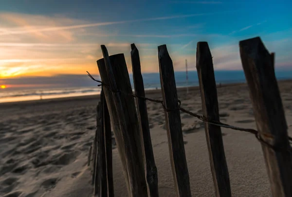 Avondrood Zeewater Omheining Van Houten Palen Strand — Stockfoto