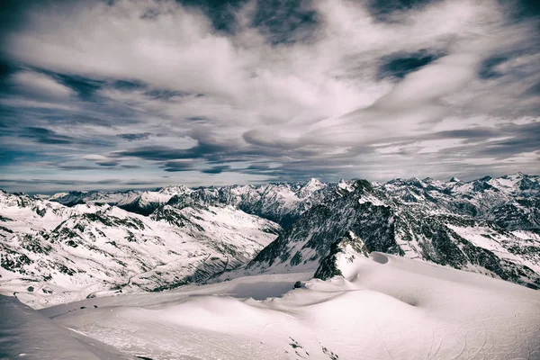 Paisagem Montanhas Nevadas Com Fundo Céu Dramático — Fotografia de Stock