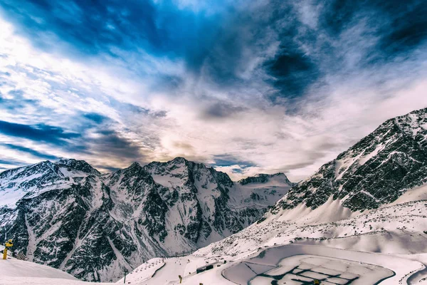 Paysage Montagnes Enneigées Avec Fond Ciel Dramatique — Photo