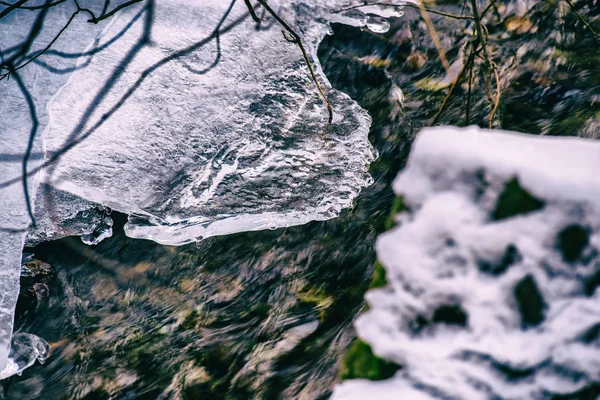 氷地殻の溶融を伴う冬の川 — ストック写真