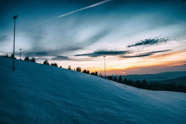 Solnedgång Sky Snö Täckta Bergen Med Träd — Stockfoto